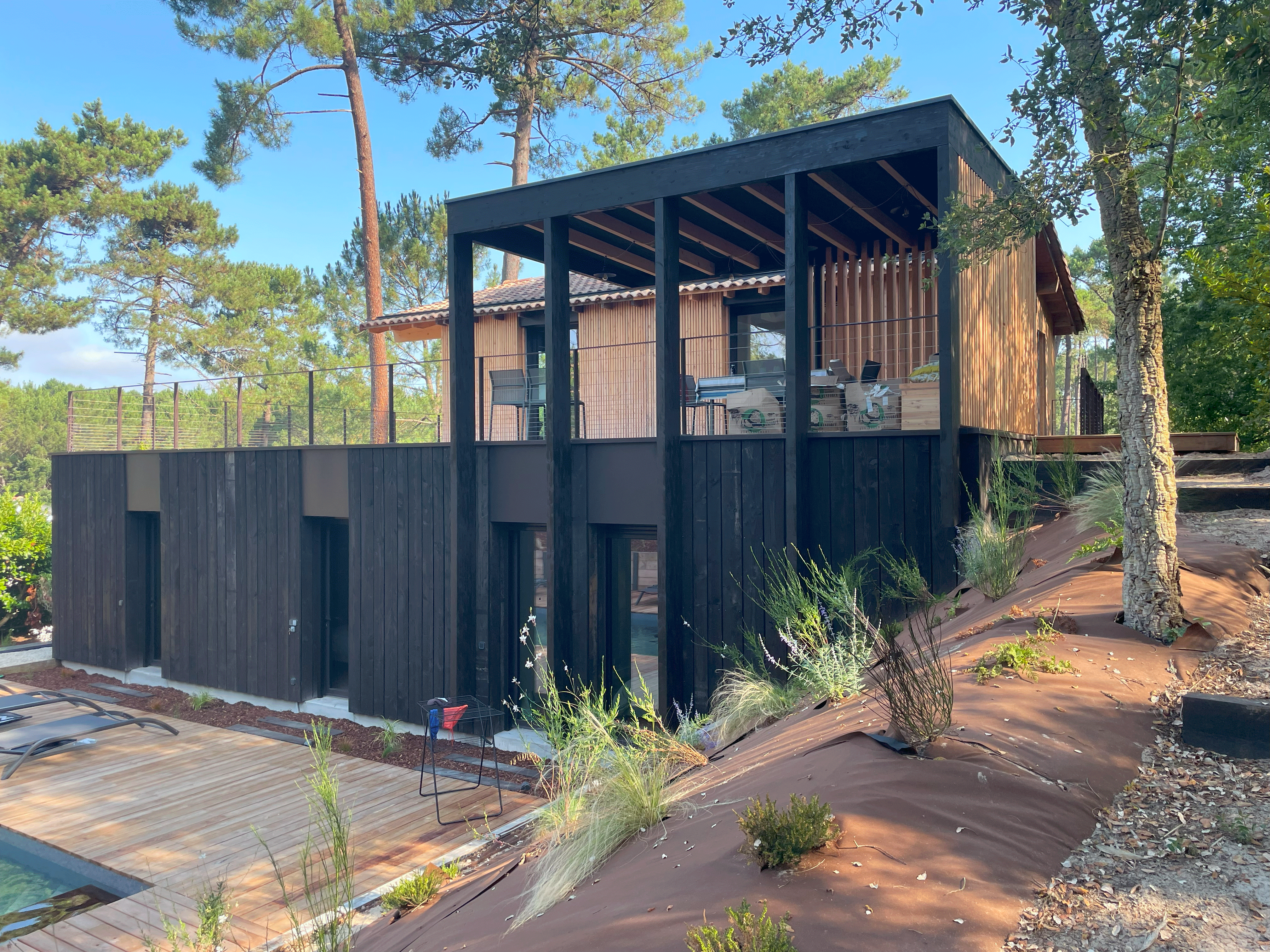 Architecture-bois-extension-transformation-bardage-bois-noir-Landes